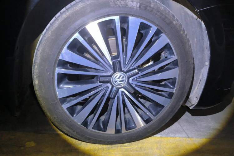 Used Volkswagen Passat 2019 330TSI Luxury Edition China VI Standard Right Front Wheel Hub