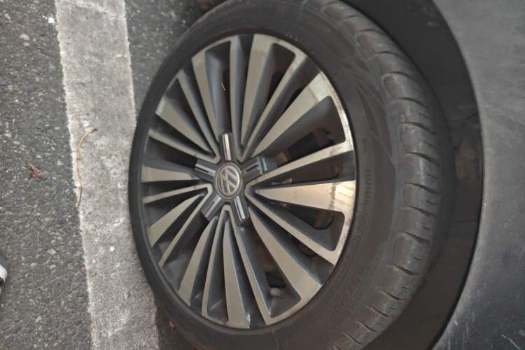 Used Volkswagen Passat 2019 330TSI Luxury Edition China VI Standard Right Front Wheel Hub