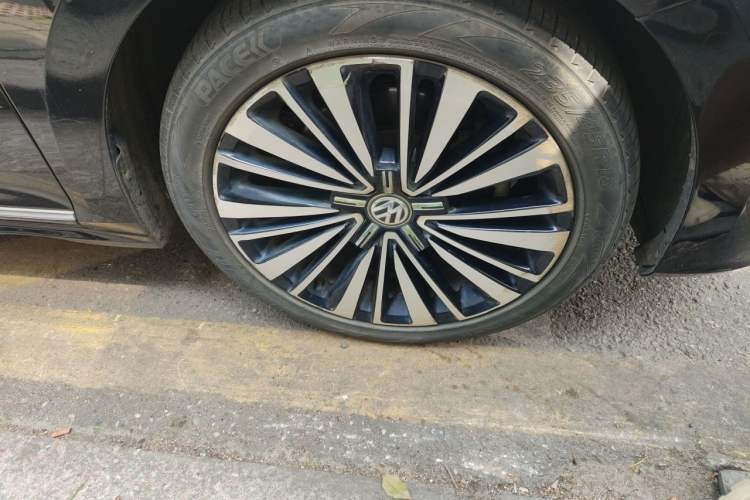 Used Volkswagen Passat 2019 330TSI Luxury Edition China V Standard Right Front Wheel Hub