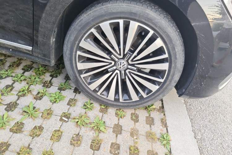 Used Volkswagen Passat 2019 330TSI Luxury Edition China VI Standard Right Front Wheel Hub