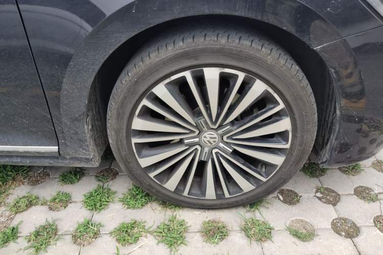 Used Volkswagen Passat 2019 330TSI Luxury Edition China VI Standard Right Front Wheel Hub