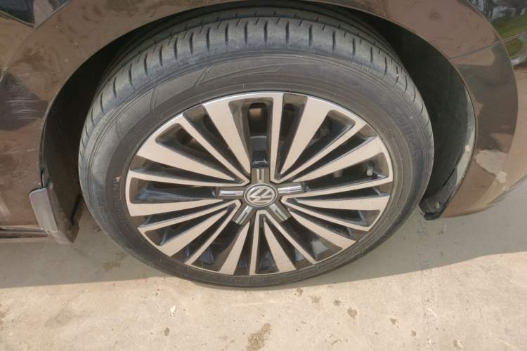 Used Volkswagen Passat 2019 330TSI Luxury Edition China VI Standard Right Front Wheel Hub