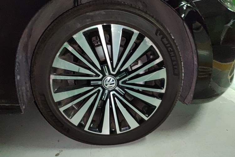 Used Volkswagen Passat 2019 330TSI Luxury Edition China VI Standard Right Front Wheel Hub