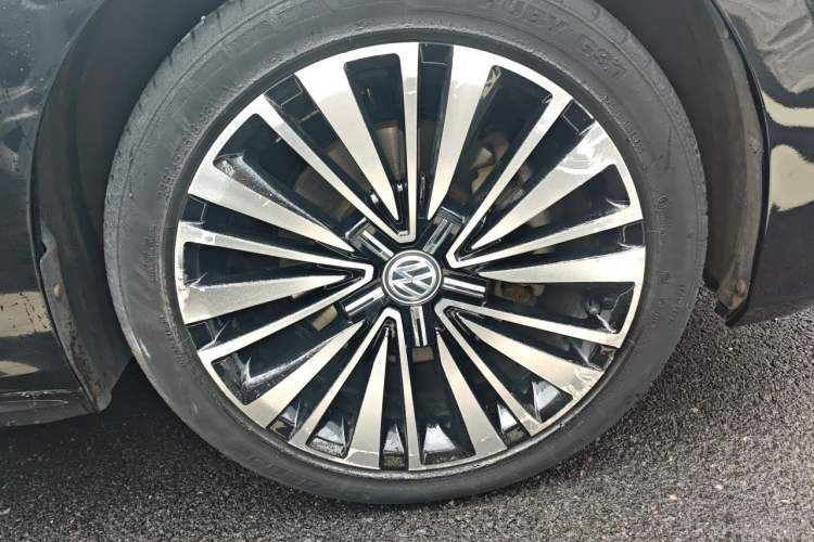 Used Volkswagen Passat 2019 330TSI Luxury Edition China VI Standard Right Front Wheel Hub