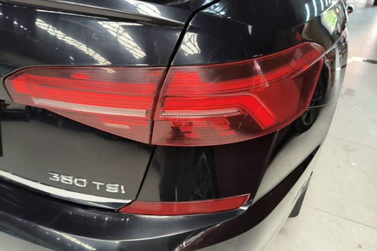 Used Volkswagen Passat 2019 380TSI Prestige Edition China VI Standard Right Rear Taillight