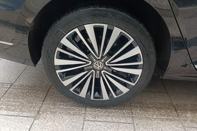 Used Volkswagen Passat 2019 330TSI Luxury Edition China VI Standard Right Rear Wheel Hub