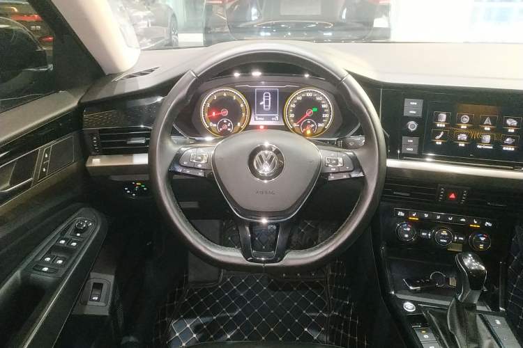 Used Volkswagen Passat 2019 330TSI Elite Edition China VI Steering Wheel