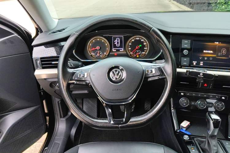 Used Volkswagen Passat 2019 330TSI Elite Edition China VI Steering Wheel