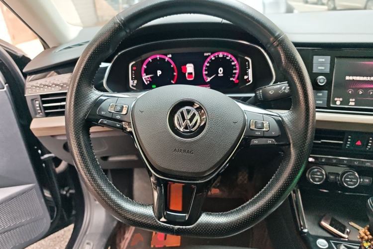 Used Volkswagen Passat 2019 330TSI Luxury Edition China VI Standard Steering Wheel