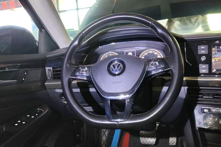 Used Volkswagen Passat 2019 330TSI Elite Edition China VI Steering Wheel