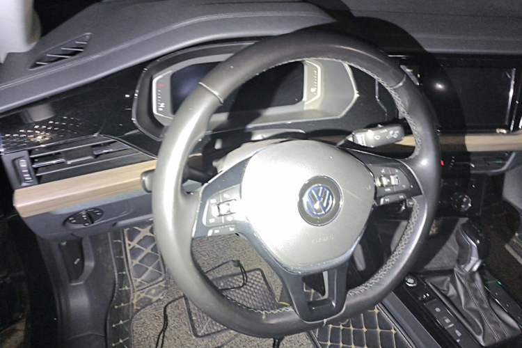 Used Volkswagen Passat 2019 330TSI Luxury Edition China VI Standard Steering Wheel