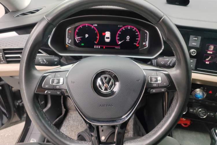 Used Volkswagen Passat 2019 330TSI Luxury Edition China VI Standard Steering Wheel