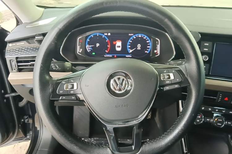 Used Volkswagen Passat 2019 330TSI Luxury Edition China VI Standard Steering Wheel