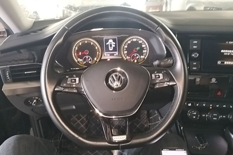 Used Volkswagen Passat 2019 330TSI Elite Edition China VI Steering Wheel