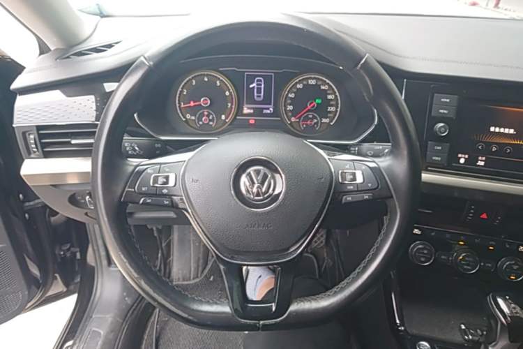 Used Volkswagen Passat 2019 330TSI Elite Edition China VI Steering Wheel