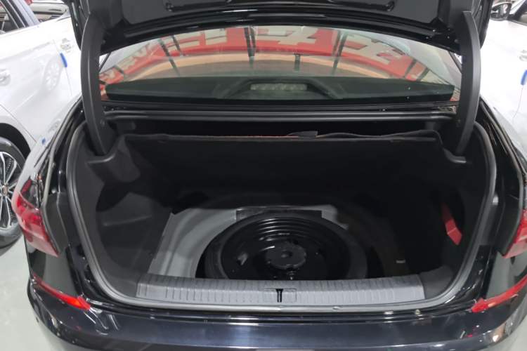 Used Volkswagen Passat 2019 330TSI Elite Edition China VI Trunk