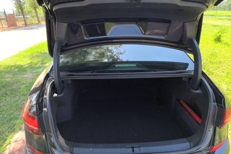 Used Volkswagen Passat 2019 330TSI Elite Edition China VI Trunk