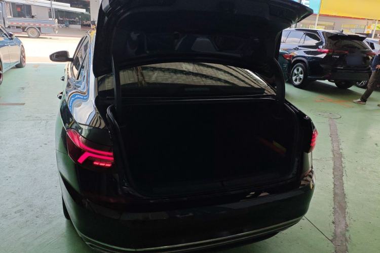 Used Volkswagen Passat 2019 330TSI Elite Edition China VI Trunk