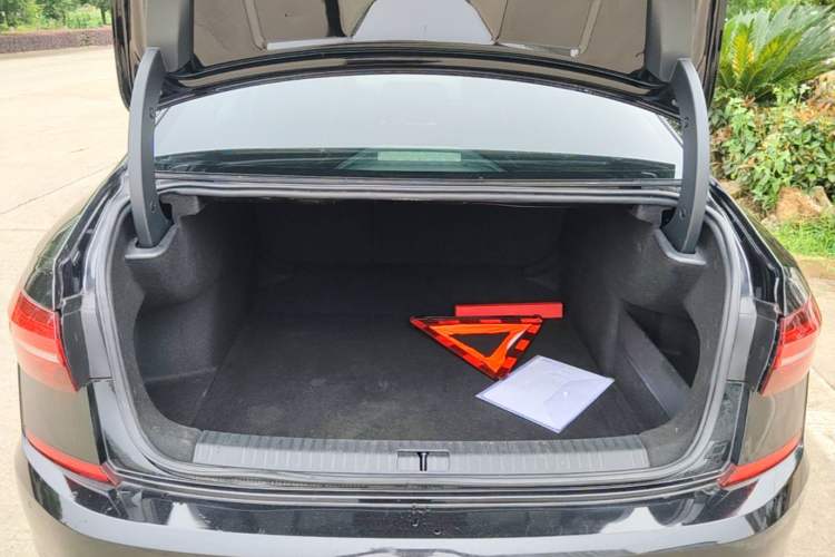Used Volkswagen Passat 2019 330TSI Elite Edition China VI Trunk