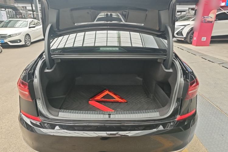 Used Volkswagen Passat 2019 330TSI Elite Edition China VI Trunk