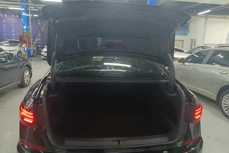 Used Volkswagen Passat 2019 330TSI Elite Edition China VI Trunk