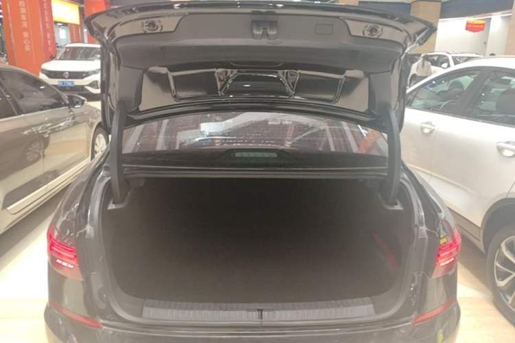 Used Volkswagen Passat 2019 330TSI Elite Edition China VI Trunk