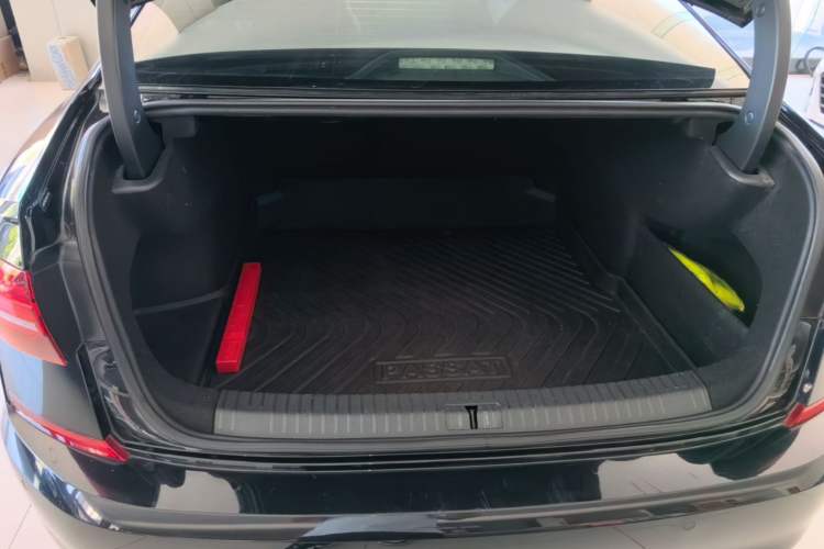 Used Volkswagen Passat 2019 330TSI Luxury Edition China VI Standard Trunk