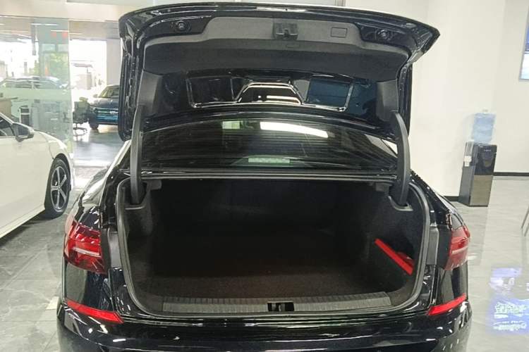 Used Volkswagen Passat 2019 330TSI Luxury Edition China VI Standard Trunk
