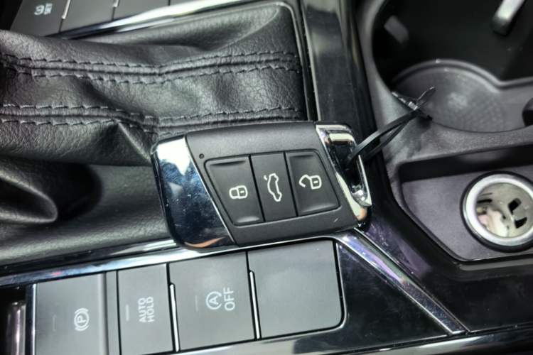 Used Volkswagen Passat 2019 330TSI Elite Edition China VI Vehicle Key