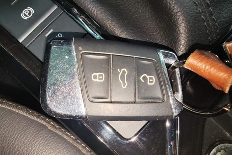 Used Volkswagen Passat 2019 330TSI Elite Edition China VI Vehicle Key