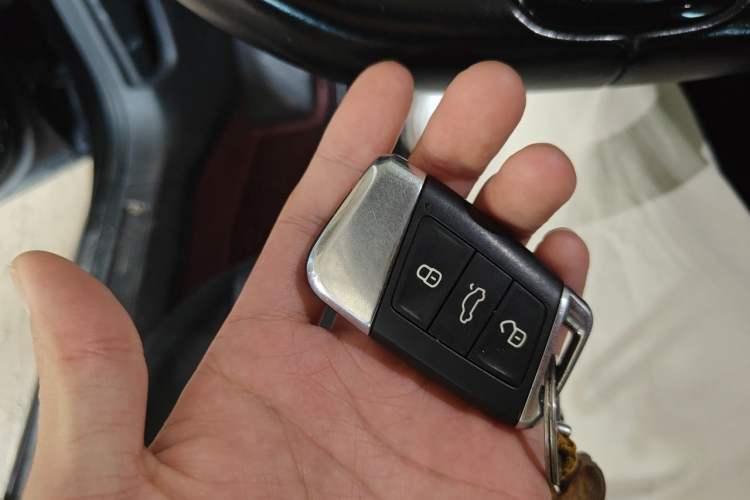 Used Volkswagen Passat 2019 330TSI Elite Edition China VI Vehicle Key