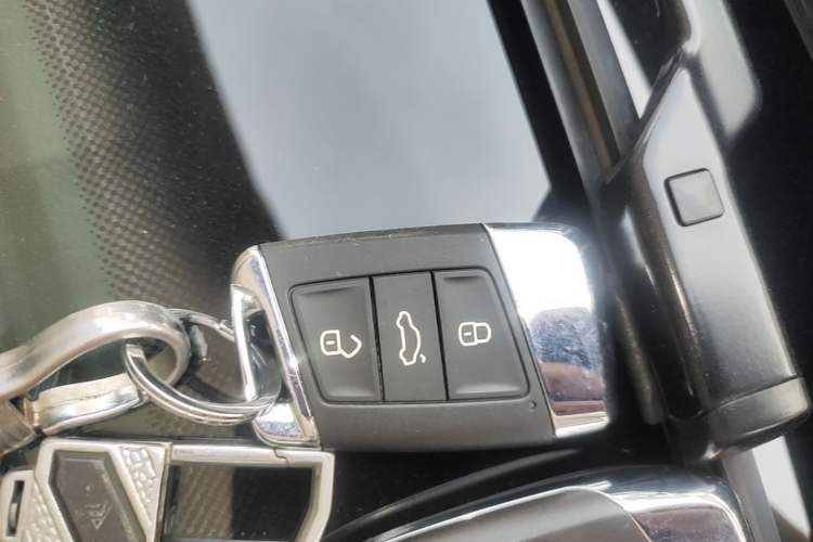 Used Volkswagen Passat 2019 330TSI Elite Edition China VI Vehicle Key
