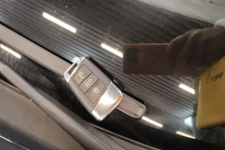 Used Volkswagen Passat 2019 330TSI Elite Edition China VI Vehicle Key