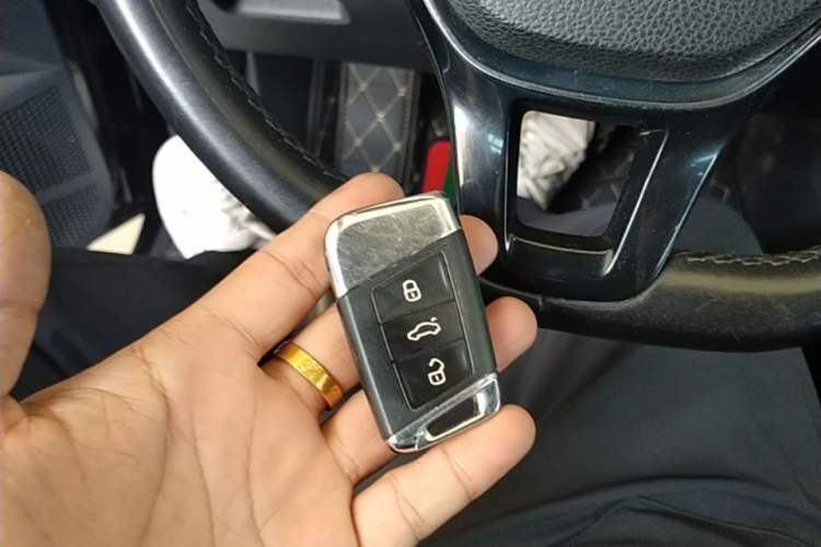Used Volkswagen Passat 2019 330TSI Elite Edition China VI Vehicle Key