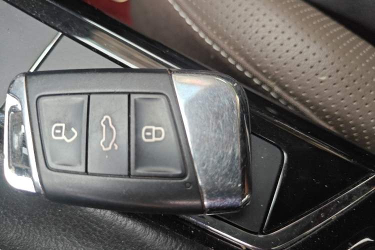 Used Volkswagen Passat 2019 330TSI Luxury Edition China VI Standard Vehicle Key