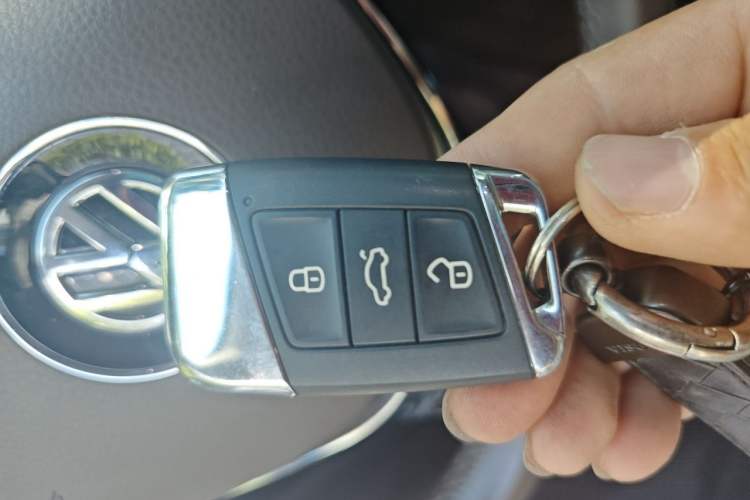 Used Volkswagen Passat 2019 330TSI Elite Edition China VI Vehicle Key
