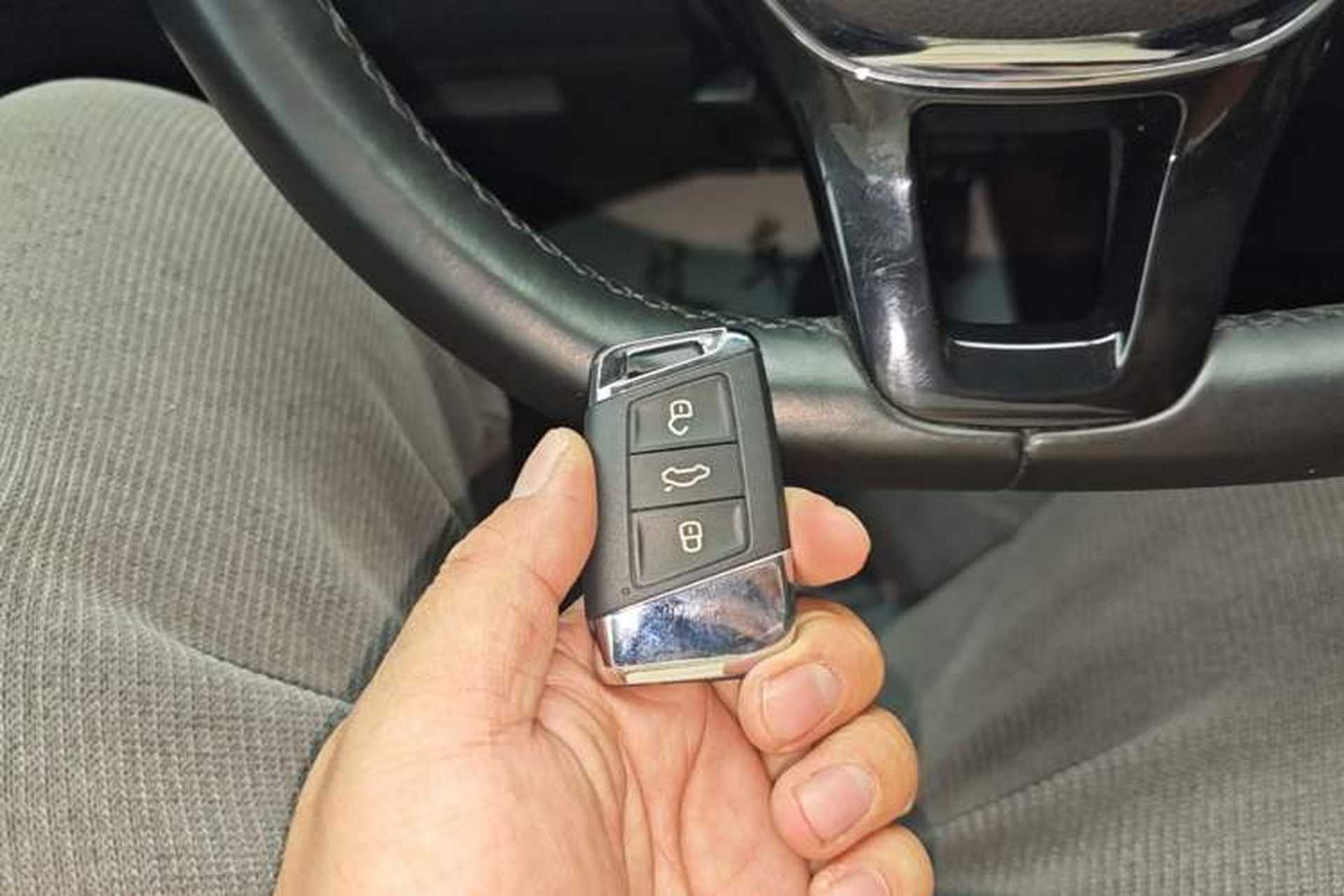 Used Volkswagen Passat 2019 330TSI Elite Edition China VI Vehicle Key