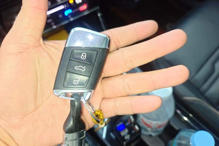 Used Volkswagen Passat 2019 330TSI Elite Edition China VI Vehicle Key