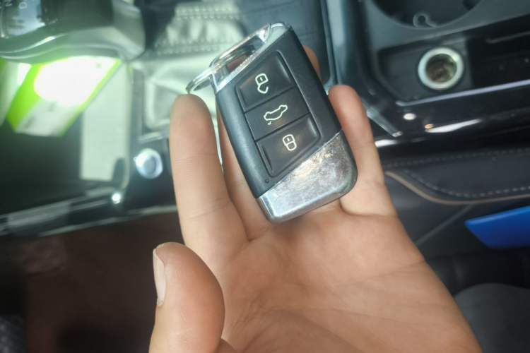 Used Volkswagen Passat 2019 330TSI Elite Edition China VI Vehicle Key