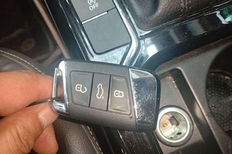 Used Volkswagen Passat 2019 330TSI Elite Edition China VI Vehicle Key