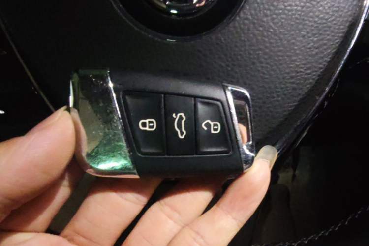 Used Volkswagen Passat 2019 330TSI Elite Edition China VI Vehicle Key
