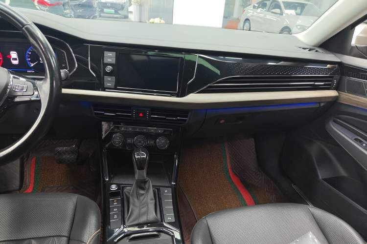 Used Volkswagen Passat 2019 330TSI Luxury Edition China VI Standard Audio And AC Panel