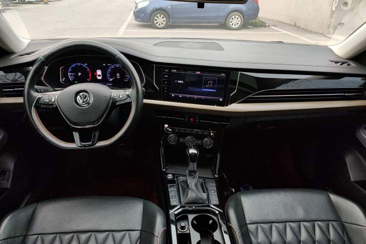 Used Volkswagen Passat 2019 330TSI Luxury Edition China VI Center Console