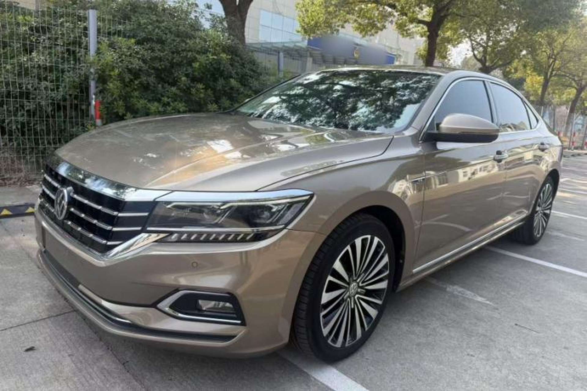 Used Volkswagen Passat 2019 330TSI Luxury Edition China V Standard Front Left 45 Deg