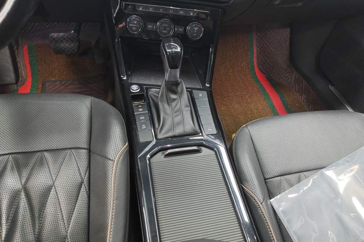 Used Volkswagen Passat 2019 330TSI Luxury Edition China VI Standard Gear Lever