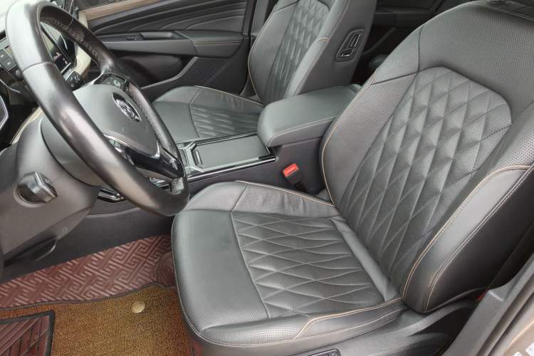 Used Volkswagen Passat 2019 330TSI Luxury Edition China VI Standard Interior 1