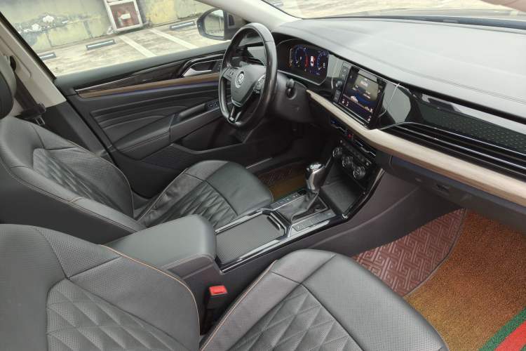 Used Volkswagen Passat 2019 330TSI Luxury Edition China VI Standard Interior 11