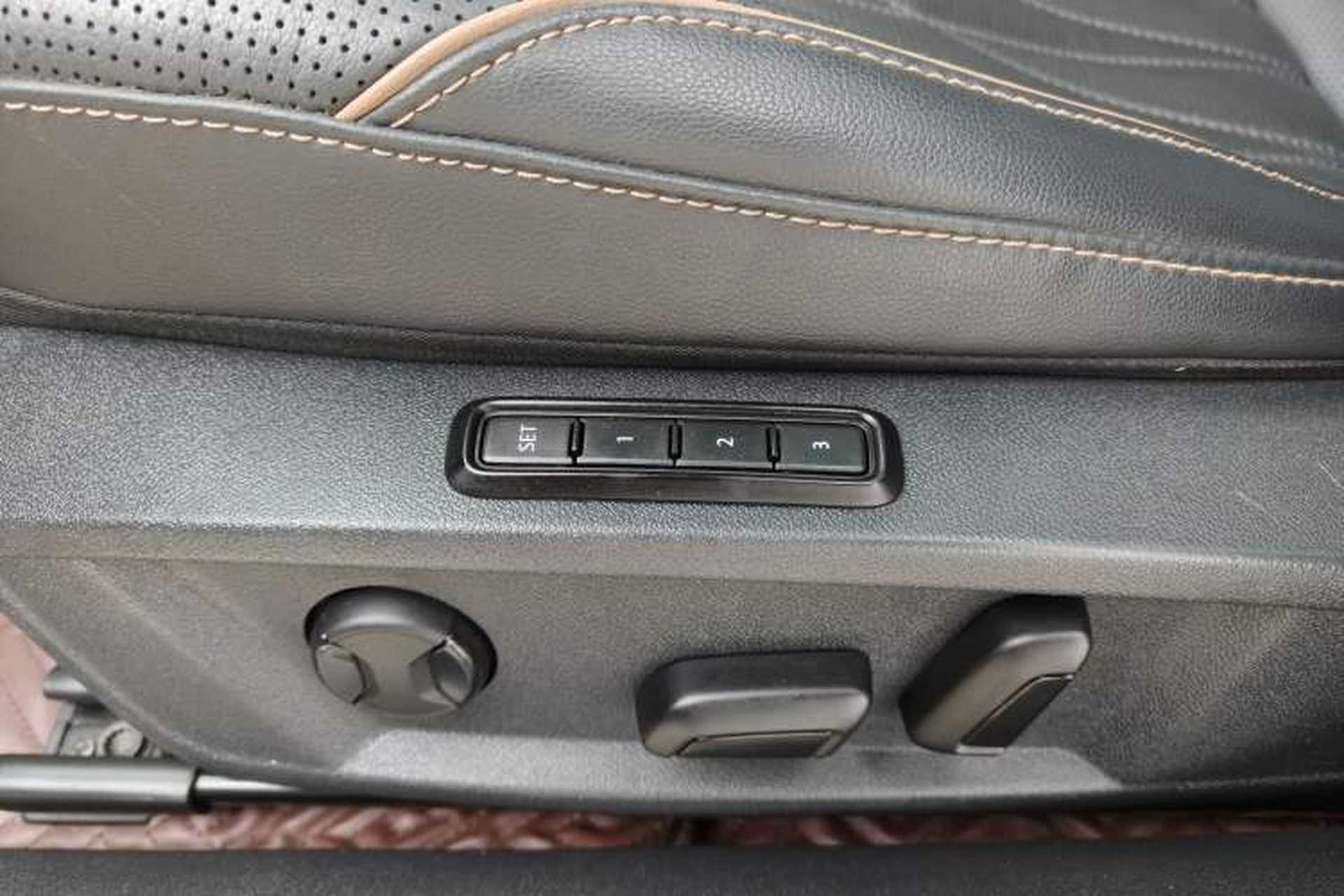 Used Volkswagen Passat 2019 330TSI Luxury Edition China VI Standard Interior 3