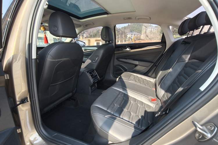Used Volkswagen Passat 2019 330TSI Elite Edition China VI Interior 4