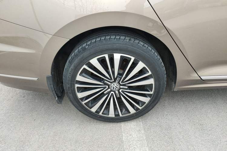 Used Volkswagen Passat 2019 330TSI Luxury Edition China VI Right Rear Wheel Hub